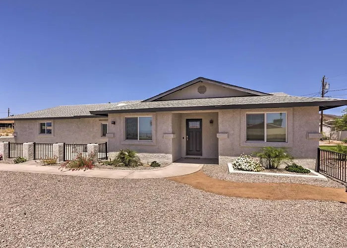 Putting Green, Pool Access: Havasu Home! Holiday home *