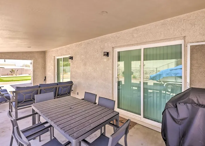 Putting Green, Pool Access: Havasu Home! Holiday home