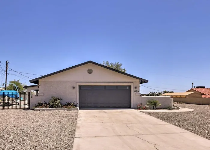 Putting Green, Pool Access: Havasu Home! Holiday home