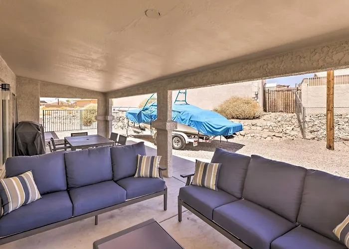 Putting Green, Pool Access: Havasu Home! Holiday home