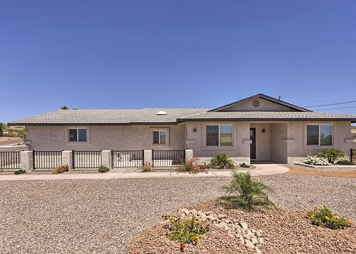 Putting Green, Pool Access: Havasu Home! Holiday home Lake Havasu City