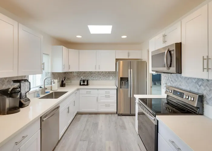 Putting Green, Pool Access: Havasu Home!