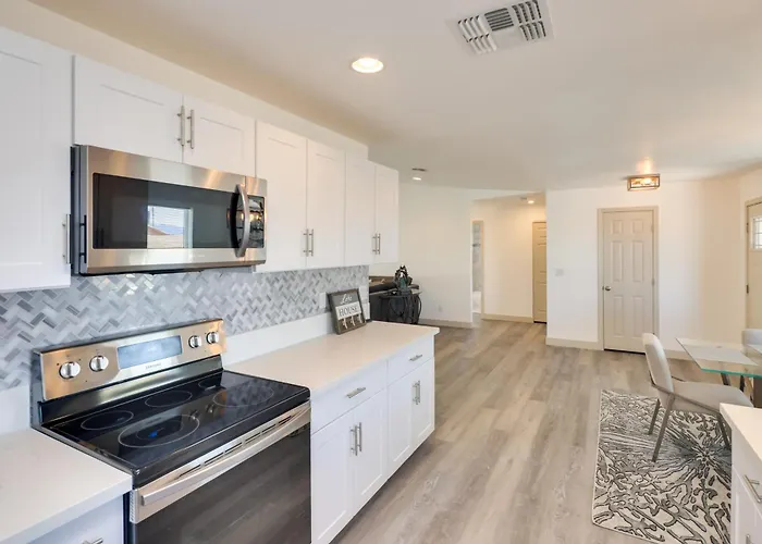 Putting Green, Pool Access: Havasu Home! Holiday home Lake Havasu City