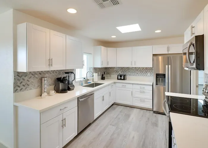 Putting Green, Pool Access: Havasu Home! *