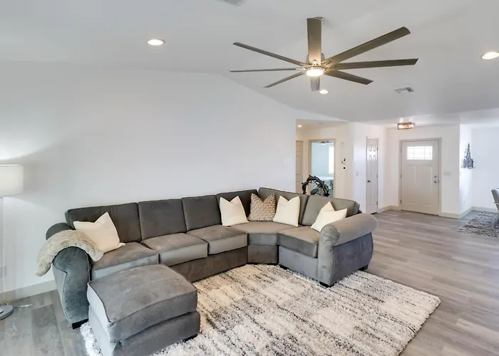 Putting Green, Pool Access: Havasu Home! * Lake Havasu City