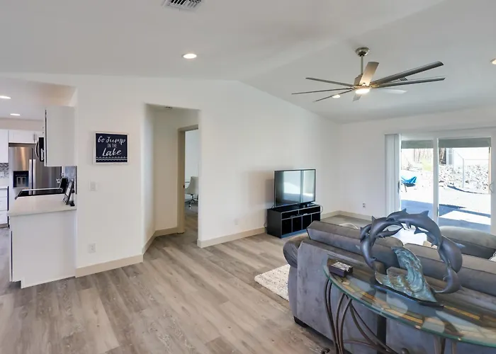 Putting Green, Pool Access: Havasu Home! Holiday home *