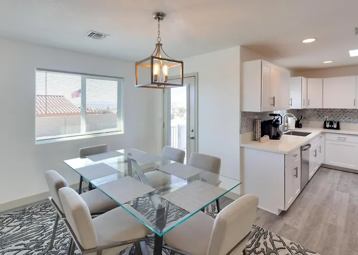 Putting Green, Pool Access: Havasu Home! Holiday home